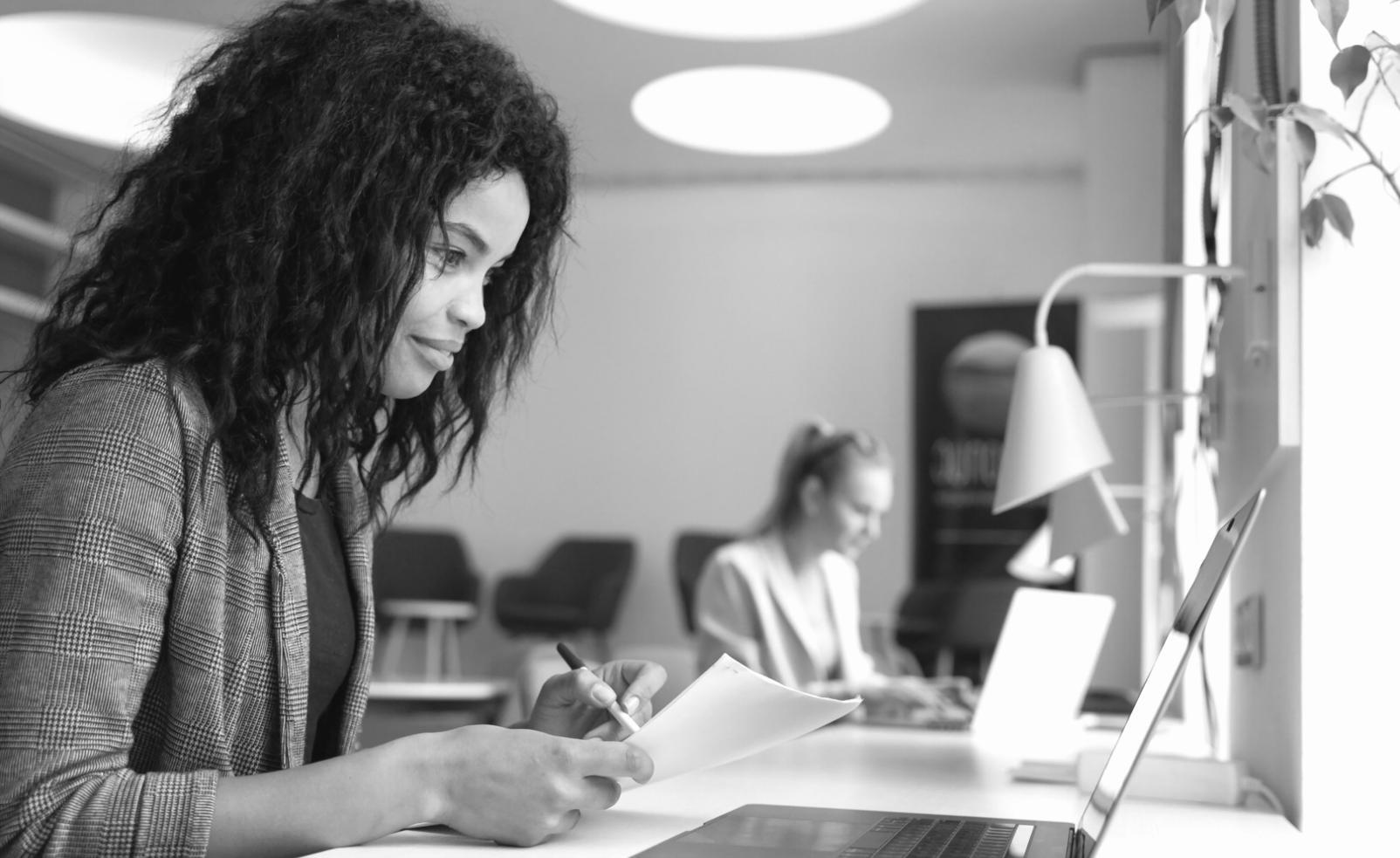 Professionelle Finanzberatung in modernem Büro